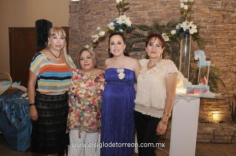 18042012 ANGéLICA  Quintero de Sotomayor en su festejo de canastilla junto a las anfitrionas: su mamá Gloria González de Quintero, su suegra Chelita Dávila de Sotomayor y su tía Beatriz Sotomayor Garza.