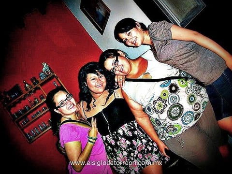 19042012 GRUPO  de amigas disfrutando su amistad.