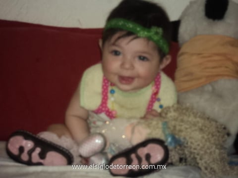 19042012 LUCÍA  Isabel en casa de sus tíos.