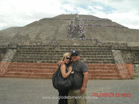 19042012 YANETH  Quiñones y Valy en las Piramides de Teotihuacan.