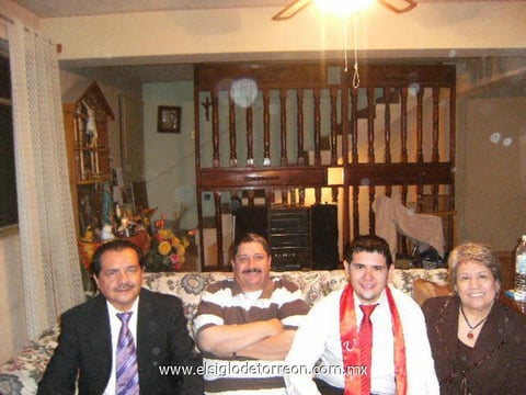 19042012 CONY  Esparza, Santiago, Kimberly y Francisco Quiñones apoyando a su equipo favorito.
