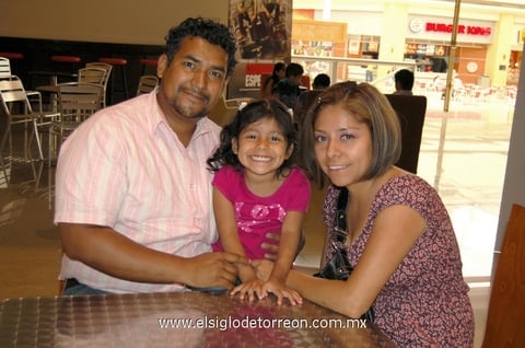 20042012 JUAN  López, la pequeña Isis e Isis Lizeth.