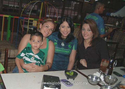 20042012 CANDY,  Álvaro, Denisse y Claudia.