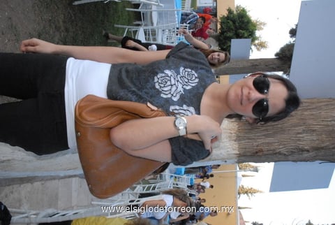 23042012 NURY  llegó a presenciar la pasarela con gafas oscuras y un bolso de piel.