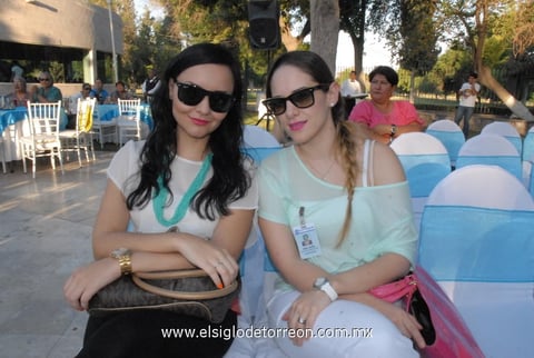 23042012 DAYIS  y Ana se protegieron de la luz del sol sin perder el glamour.