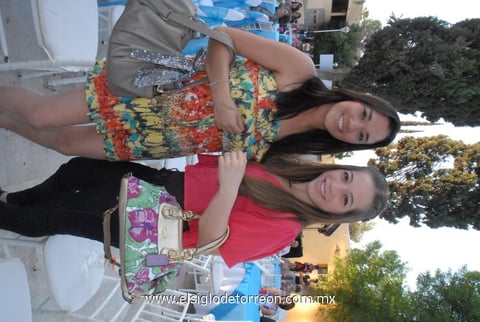 23042012 MóNICA  y Georgina lucieron muy 'fashion' con bolsos adecuados para la ocasión.