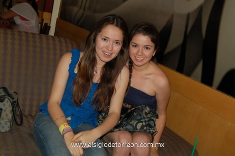 23042012 MARYSA  Rodríguez y Natalia Tijerina.