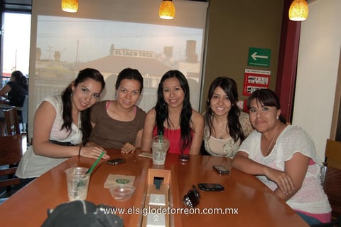 23042012 NALLELY  Maya, Raquel Reyes, María José Campero, Rosana Camacho y Mayra García.