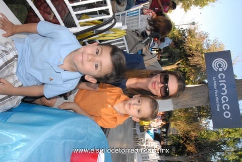 23042012 YURI  de Córdova con los pequeños Diego y Chavita.