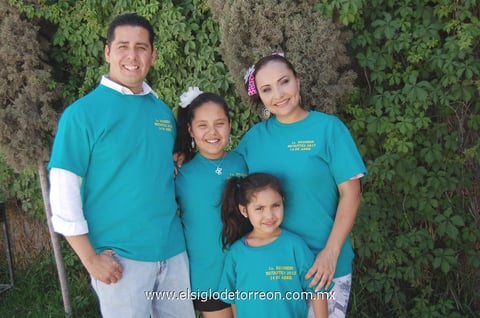 23042012 ARMANDO , Paola, Mía y Andrea de la Rosa.