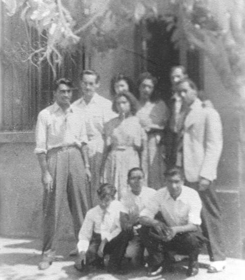 ANTONIA Cázares viuda de Rimada (f) con sus hijos Manuel, Belarmino (f), Moisés (f), Beatriz (f), Antonio (f), Emma (f), Paco, Óscar y Rodolfo, en el año de 1943.