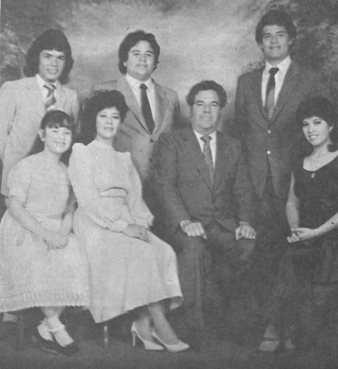 RAMÓN Vázquez Ayala y María del Consuelo Garibaldi de Vázquez, acompañados por sus hijos Francisco Javier, Ramón, Mirna Esther, Fernando y Alejandra en una fotografía de hace varias décadas.