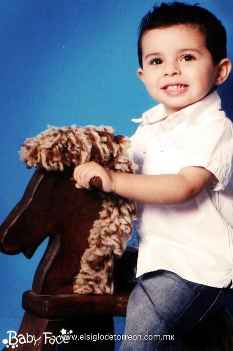 22042012 Efrén Zapico Salas, en una fotografía de estudio con motivo de su tercer cumpleaños.