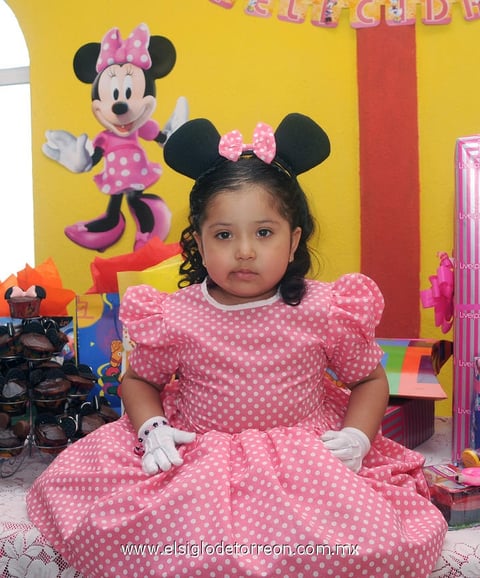 22042012 XIMENA  Hernández Cuéllar apagó tres velitas de su pastel.