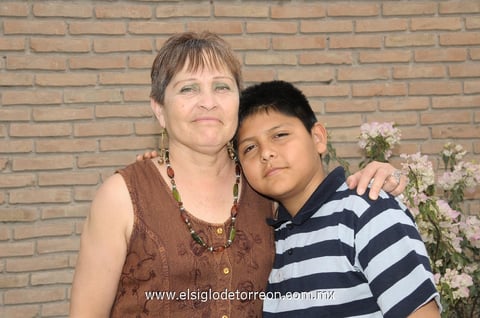 22042012 LILIA  Neri de Aviña y su nieto Yohan Aviña, en el festejo de cumpleaños de la Sra. Gloria Polendo de Santacruz.