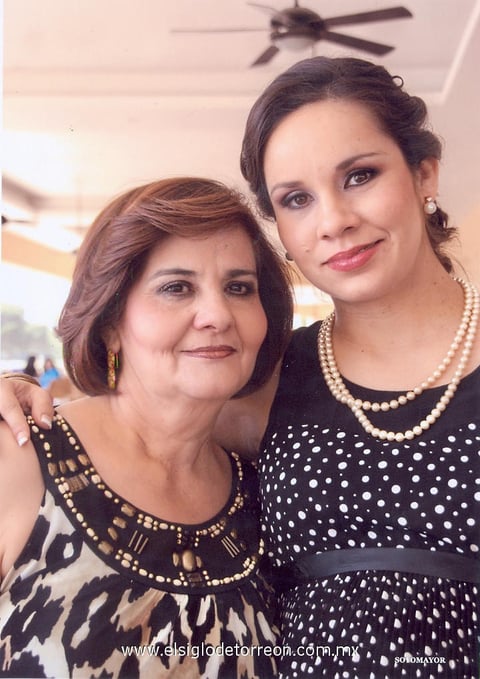 22042012 ALEJANDRA  Gutiérrez de Muñoz junto a su mamá Josefina del Río de Muñoz.- Fotografía Ramón Sotomayor W.