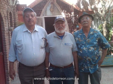22042012 SR. RODRIGO  Pérez Macías (al centro de la fotografía), festejó su cumpleaños junto a sus amigos Manuel Ramírez y Benito Gómez.