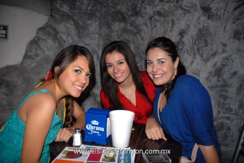 24042012 LAURA  Rodríguez, Gaby Narváez y Araceli Lara.