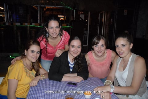 24042012 LILIANA  Olague y Elizabeth Robles.