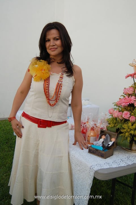 24042012 MARíA DEL ROSARIO  de la Rosa fue despedida de soltera.