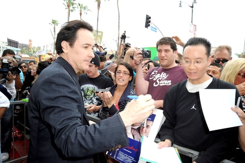 John Cusack atendió a sus admiradores luego de la ceremonia en la que recibió su estrella en el Paseo de la Fama.