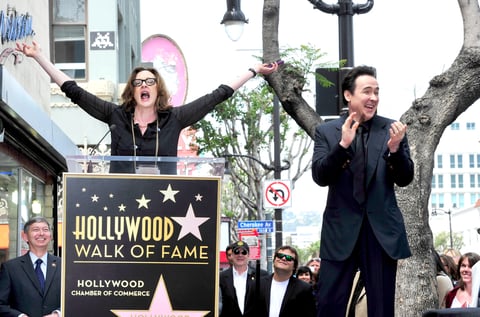 Su hermanam, la actriz Joan Cusack dio un discurso durante la ceremonia en el Paseo de la Fama.