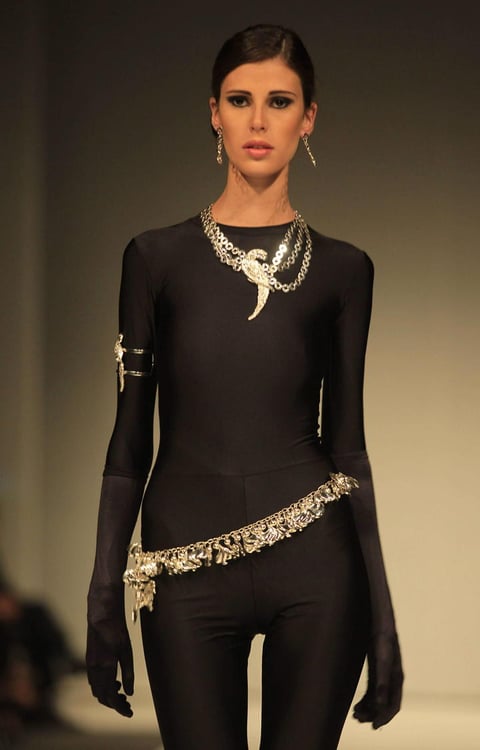 Una modelo luce joyas de la diseñadora peruana Ilaria, en la segunda jornada de Semana Perú Moda en Lima.
