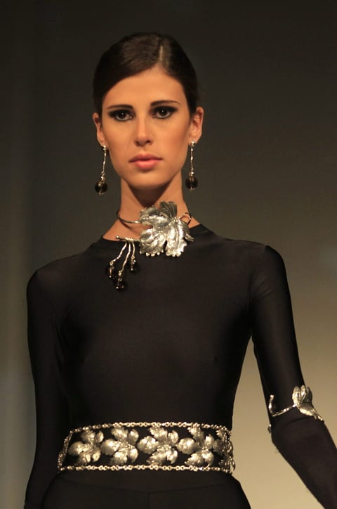 Una modelo luce joyas de la diseñadora peruana Ilaria.