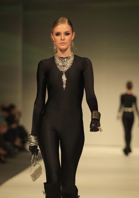 LIM06. LIMA (PERÚ) 25/04/2012. Una modelo luce joyas de la diseñadora peruana Ilaria, en la segunda jornada de Semana Perú Moda en Lima.