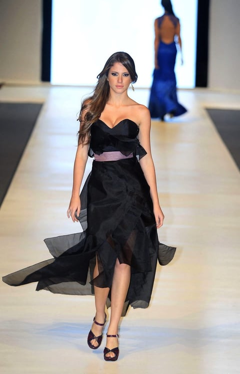 Una modelo luce un diseño de la peruana Fátima Arrieta.