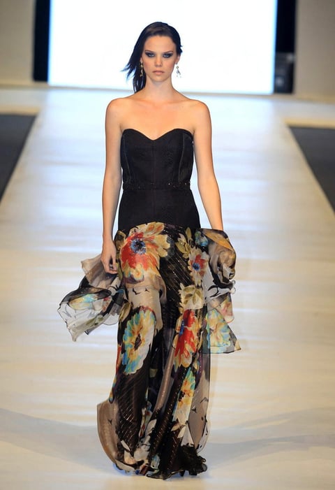 Una modelo luce una creación de la diseñadora peruana Fátima Arrieta, en la segunda jornada de Semana Perú Moda en Lima.