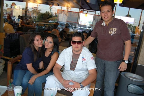 25042012 PAOLA  Martínez, Nohemí Acosta, Alfonso López y Héctor Escobar, fueron captados por la lente de El Siglo.