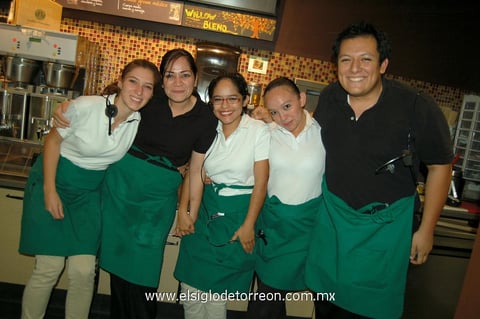 25042012 MARY,  Betty, Gene, Angie y Víctor, muy sonrientes fueron captados en su lugar de trabajo.