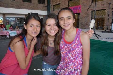 25042012 ADRIáN,  Paulina y Laura.