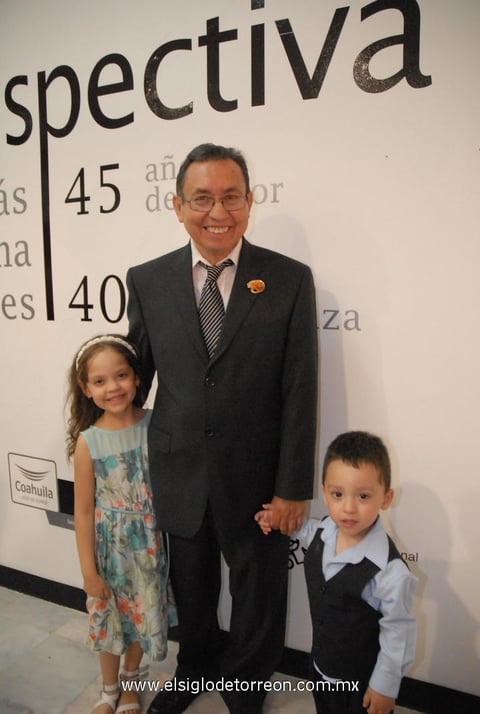 25042012 MAESTRO  Tomás Ledesma junto a sus nietos.