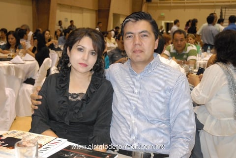 25042012 ROCíO  Martínez Arguijo y Roberto López Campos.