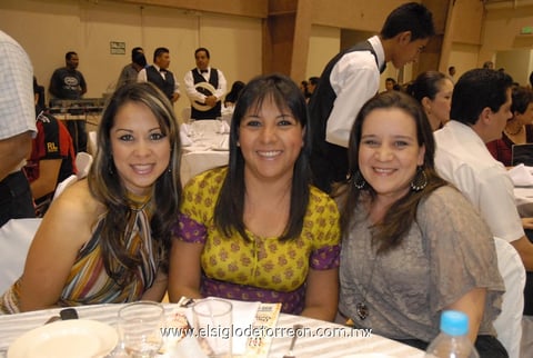 25042012 ELIZABETH  Luna, Dora Quezada y Wendy Ceniceros.