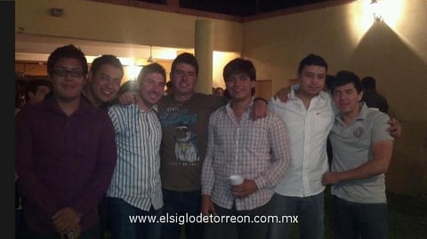 26042012 Festejando el cumpleaños de Alma: Mario Morales, Carlos Ibarra, Tomás Rangel, Jorge Esparza, Miguel Ibarra, César Enemegio y Alan Rangel.