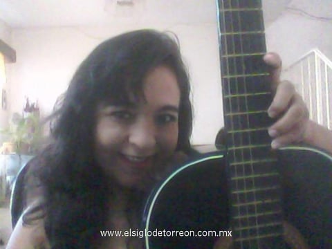 26042012 Mar y su guitarra.