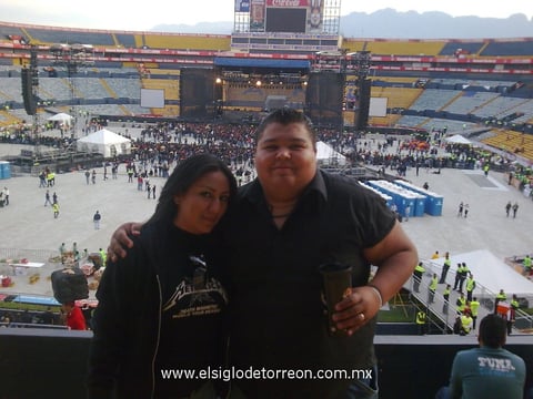 26042012 Isaac Herrera y Martha Macías de Herrera en el concierto de Metálica en Monterrey.
