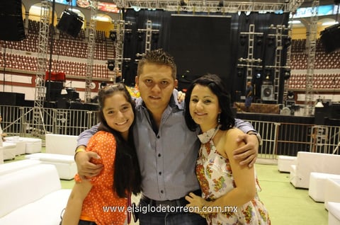 26042012 KAREN  y David Reyes, y Haydeé González.