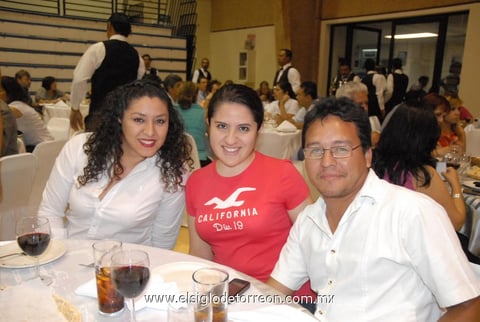 26042012 KARLA  Segura, Christa Balarezo y Heriberto Morales.