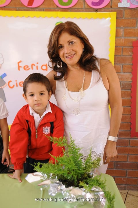 27042012 ALEJANDRO  Flores Zataráin y su abuelita Marisela Casillas de Zataráin.