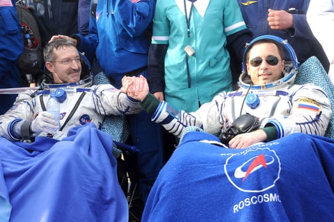 Dan Burbank y  Anton Shkaplerov descansan después del aterrizaje. (EFE)