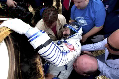 Personal de la agencia espacial rusa ayudan al astronauta estadounidense Dan Burbank a salir del módulo de descenso de la Soyuz TMA-22. EFE