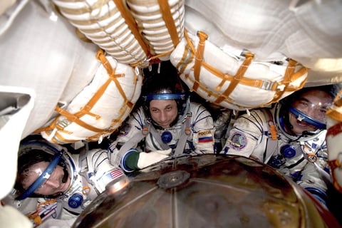 Los astronautas, Daniel Burbank, Anton Shkaplerov y Anatoly Ivanishin en el interior de la nave rusa antes de aterrizar. EFE