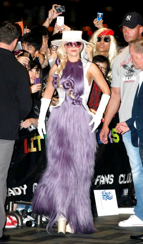 Gaga lució un exótico vestido de lo que simulaba ser cabello color morado, además de un sombrero y guantes blancos.