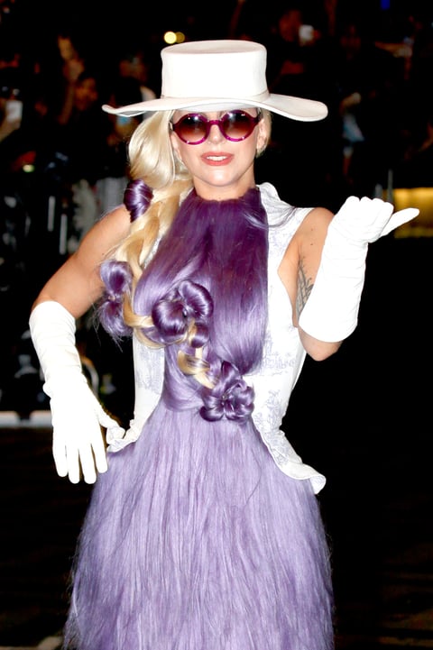 Gaga hizo una gran entrada a su llegada a Hong Kong con su inusual atuendo.