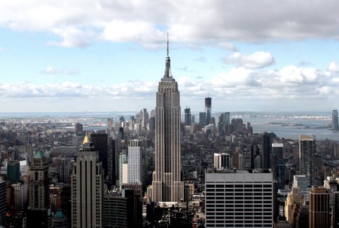 Los equipos construcción ubicarán las columnas de acero que darán forma al armazón del edificio, altura que será mayor que la del Empire State con su observatorio.