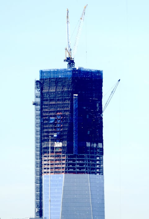 El inmueble cuenta con algunos elementos de diseño característicos destinados a protegerla de futuros ataques terroristas, como una base de concreto sin ventanas de 56 metros diseñada para soportar camiones bomba, paredes gruesas de concreto en todas las escaleras y ascensores, así como escaleras específicamente para bomberos.